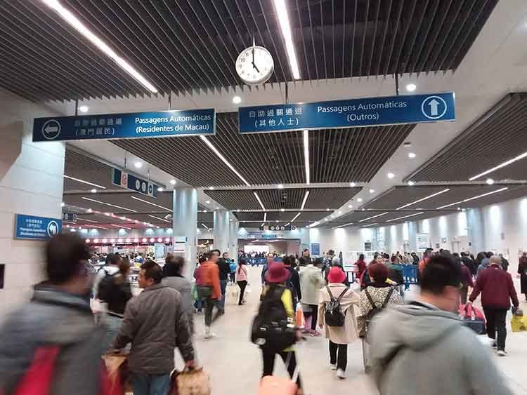 マカオでは10月のゴールデンウィークに訪問客数が増加も、VIPの低迷でGGRは減少