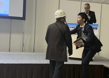 カジノ反対派の抗議者が横浜IR産業展で高い期待が集まる副市長の演説を妨害